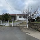 Quinhão hereditário que corresponde a 1/3, composto por casa da habitação T4 ( AT 4.453m2; área de implantação e construção 208m2 e área bruta privativa de 168m2) e composto por terreno rústico com a área total de 8.123m2 - Localizados na freguesia de CASTRO VICENTE, Concelho de MOGADOURO