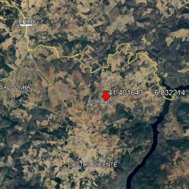Quinhão hereditário que corresponde a 1/3, composto por casa da habitação T4 ( AT 4.453m2; área de implantação e construção 208m2 e área bruta privativa de 168m2) e composto por terreno rústico com a área total de 8.123m2 - Localizados na freguesia de CASTRO VICENTE, Concelho de MOGADOURO