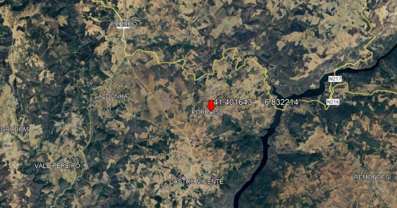 Quinhão hereditário que corresponde a 1/3, composto por casa da habitação T4 ( AT 4.453m2; área de implantação e construção 208m2 e área bruta privativa de 168m2) e composto por terreno rústico com a área total de 8.123m2 - Localizados na freguesia de CASTRO VICENTE, Concelho de MOGADOURO