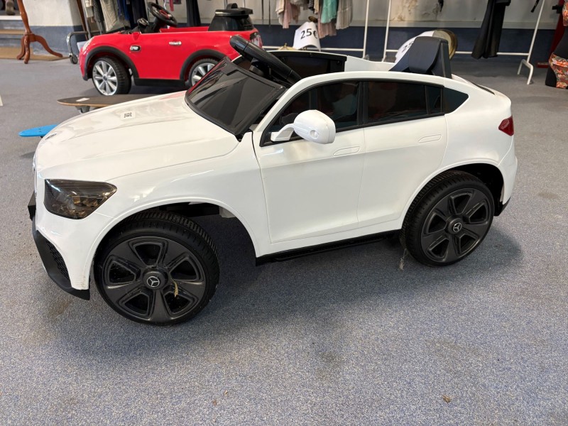 Carrinho elétrico de criança da marca Mercedes- Benz, modelo GLC Coupé 