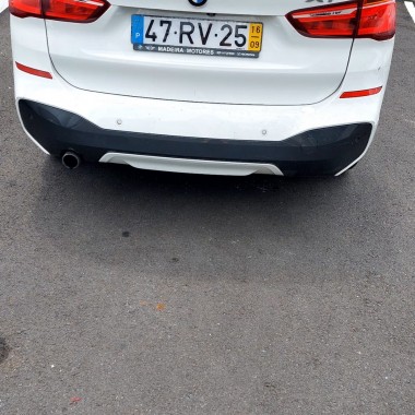 Viatura da marca BMW, modelo X1 com a matrícula 47-RV-25 ( ano de 2016)