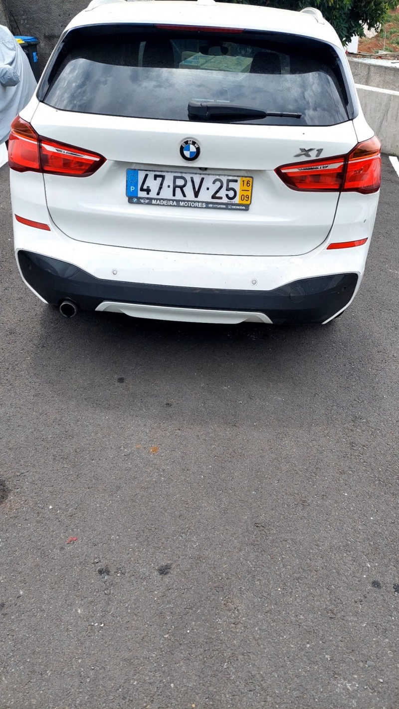 Viatura da marca BMW, modelo X1 com a matrícula 47-RV-25 ( ano de 2016)