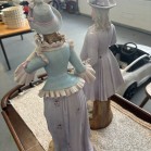 •	Estatuetas de cortesãos em porcelana/ cerâmica do estilo rococó ou do sec XIX, vestidos com trajes de época com detalhes florais. 