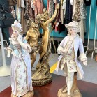 •	Estatuetas de cortesãos em porcelana/ cerâmica do estilo rococó ou do sec XIX, vestidos com trajes de época com detalhes florais. 