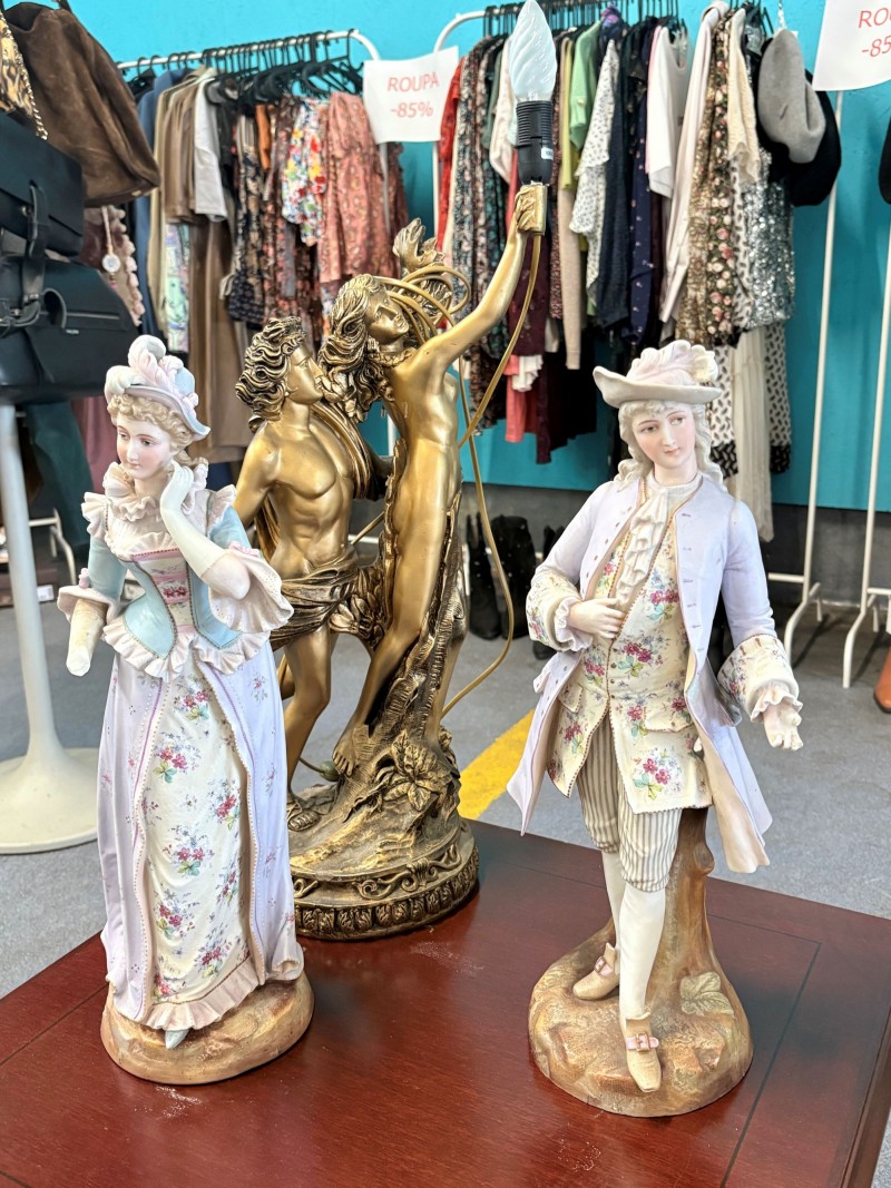•	Estatuetas de cortesãos em porcelana/ cerâmica do estilo rococó ou do sec XIX, vestidos com trajes de época com detalhes florais. 