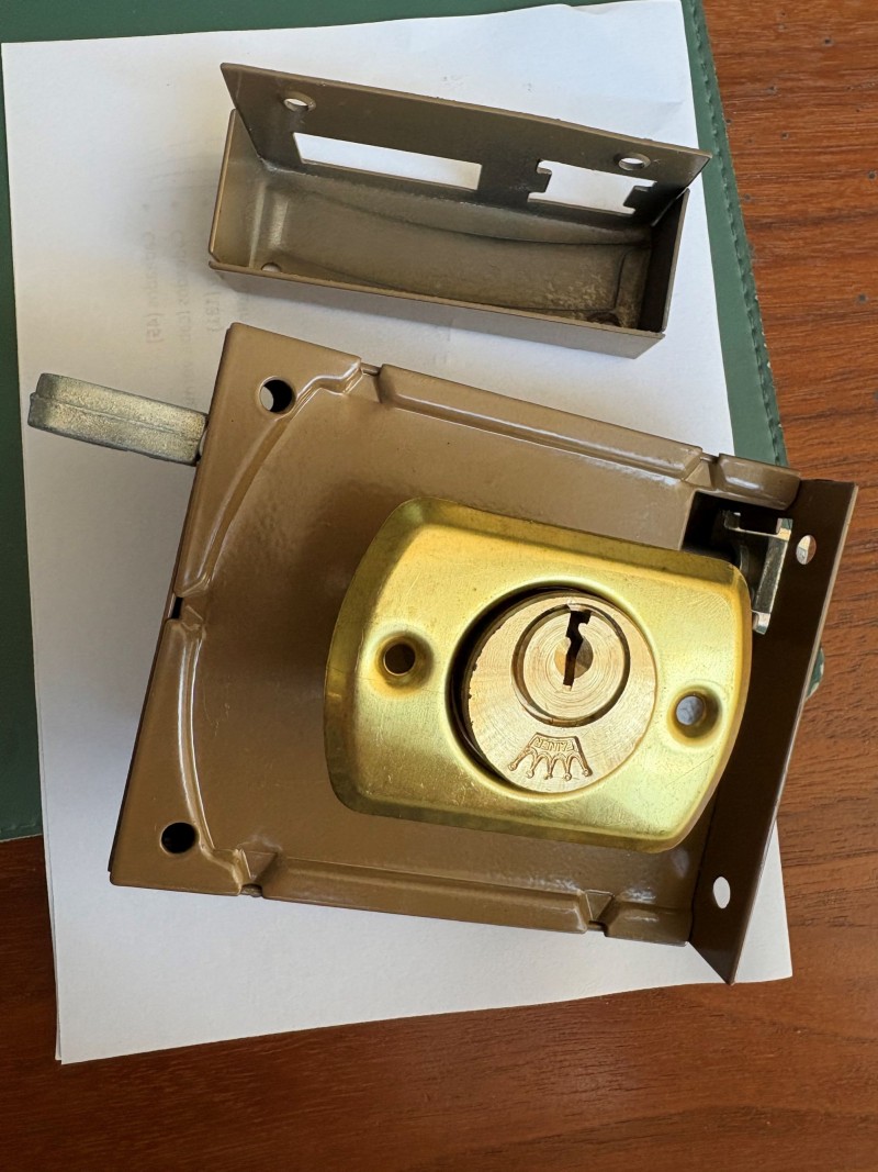Fechaduras tipo Yale 720 da marca AGC com a referência Fainer 720B 